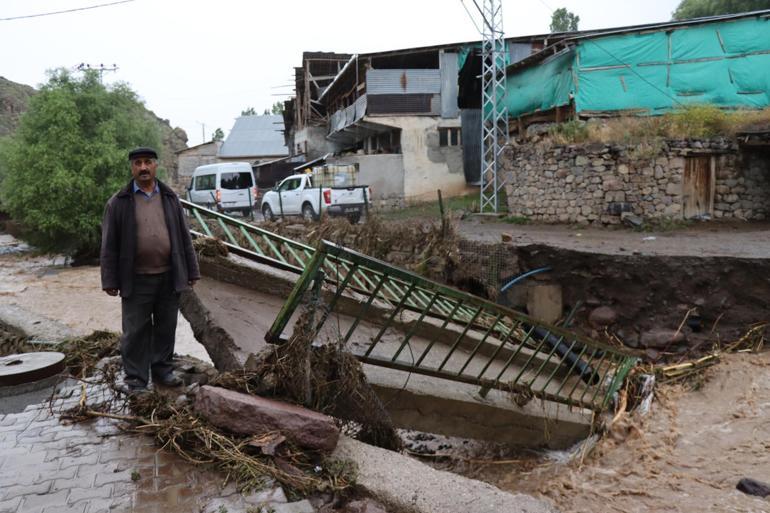 Oltu’da sel suları köprü yıktı, evleri su bastı