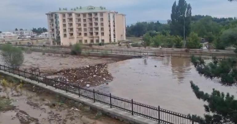 Oltu’da sel suları köprü yıktı, evleri su bastı