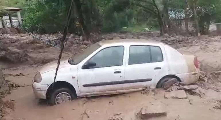 Selde otomobil ve traktörler sürüklendi, 16 ev ve ahır kullanılamaz hale geldi