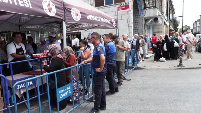 Ümraniye’de vatandaşlara aşure ikram edildi