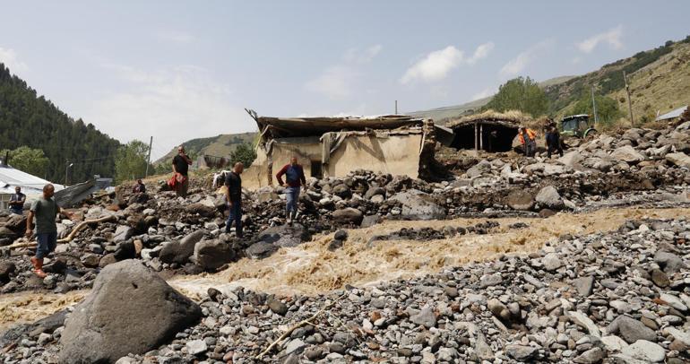 Selde otomobil ve traktörler sürüklendi, 16 ev ve ahır kullanılamaz hale geldi