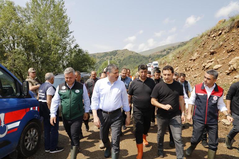 Selde otomobil ve traktörler sürüklendi, 16 ev ve ahır kullanılamaz hale geldi