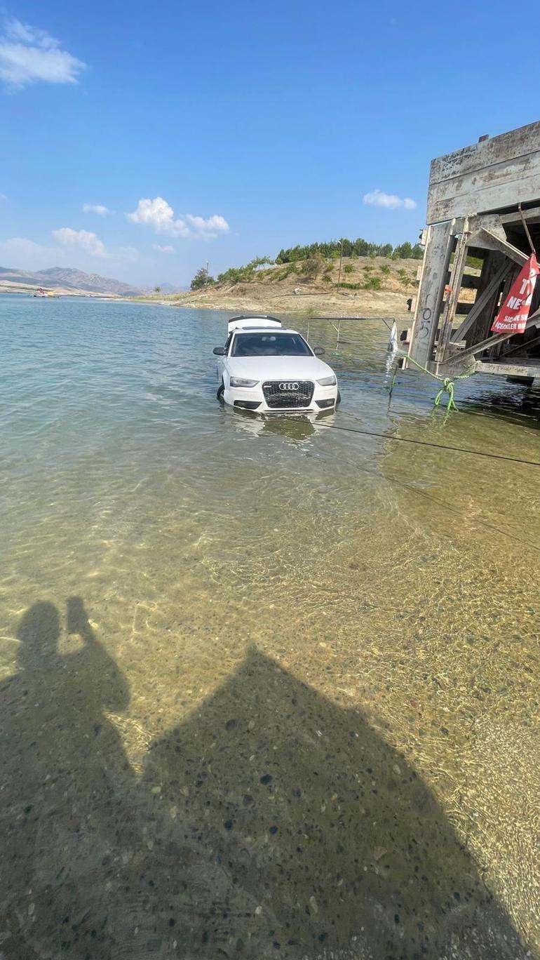 Feribot beklerken freni boşalan otomobil, biniş rampasından göle düştü