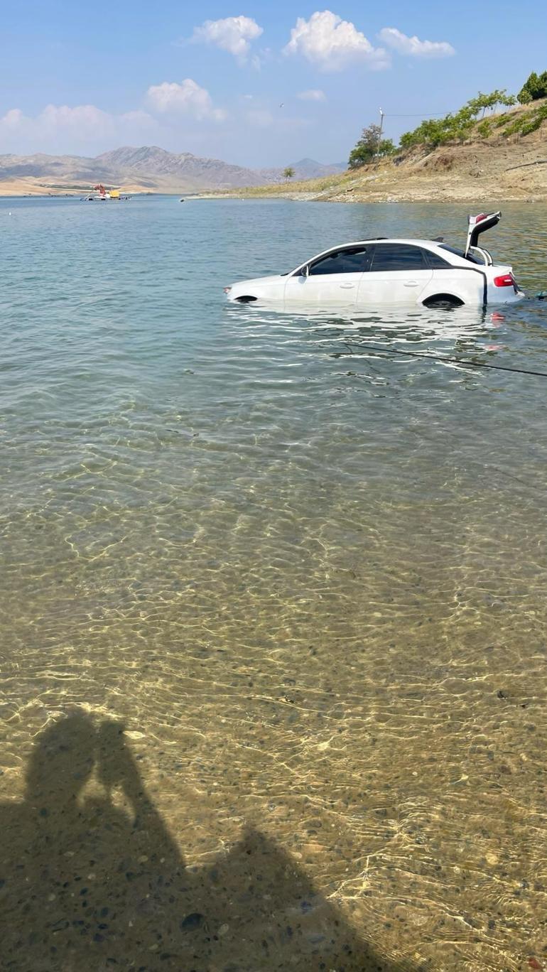 Feribot beklerken freni boşalan otomobil, biniş rampasından göle düştü