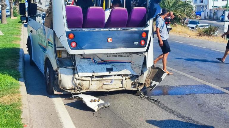 Bodrumda otomobil ile minibüs çarpıştı: 14 yaralı