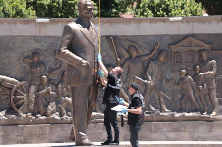 Atatürk Anıtına baltalı saldırı sanığı dayı-yeğene 3er yıl kadar hapis istemi