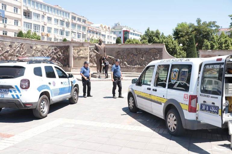 Atatürk Anıtına baltalı saldırı sanığı dayı-yeğene 3er yıl kadar hapis istemi