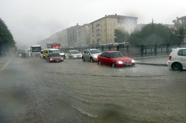 Yozgat’ta şiddetli yağmur caddeleri göle çevirdi