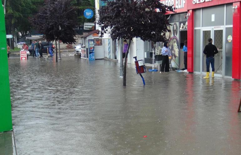 Yozgat’ta şiddetli yağmur caddeleri göle çevirdi