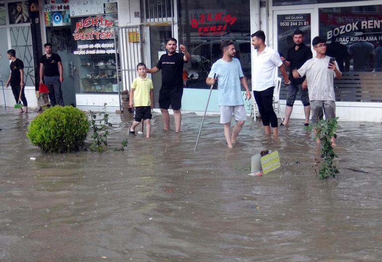 Yozgat’ta şiddetli yağmur caddeleri göle çevirdi