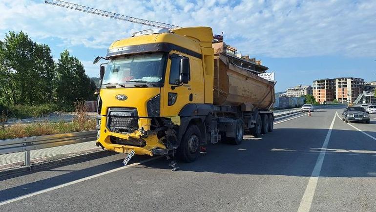 Hafriyat kamyonu iki otomobile çarptı, sürücü kaçtı; 4 kişinin yaralandığı kaza kamerada