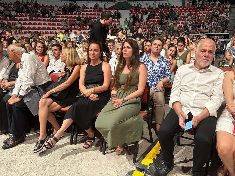 Yunan şarkıcı, Atatürk posteri ve Türk bayrağı indirilmeyince konsere çıkmadı