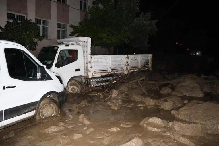 Sel mahalleyi vurdu; okul, sağlık ocağı ve 10 ev hasar gördü