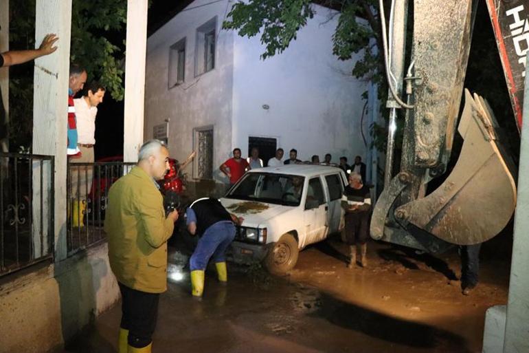 Sel mahalleyi vurdu; okul, sağlık ocağı ve 10 ev hasar gördü