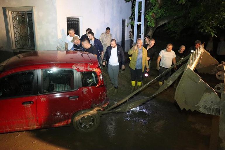 Sel mahalleyi vurdu; okul, sağlık ocağı ve 10 ev hasar gördü