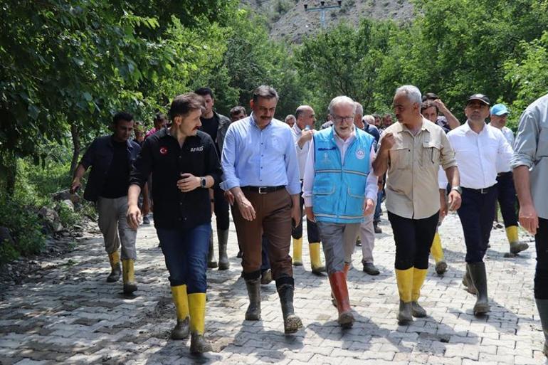 Sel mahalleyi vurdu; okul, sağlık ocağı ve 10 ev hasar gördü