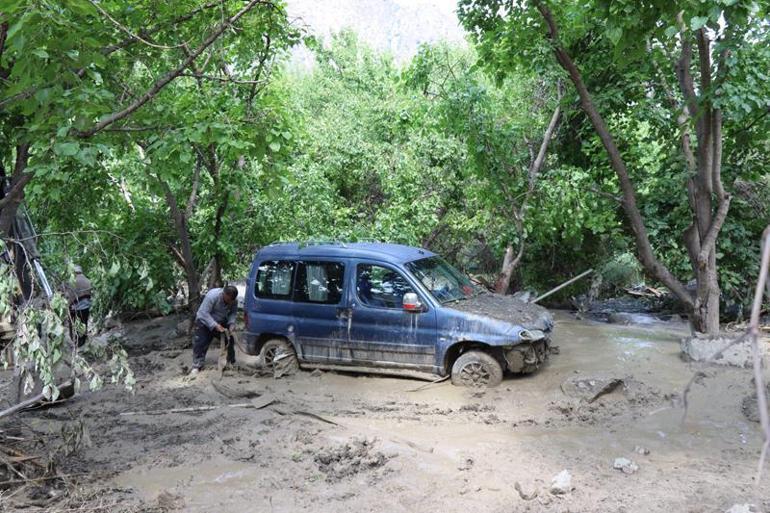 Sel mahalleyi vurdu; okul, sağlık ocağı ve 10 ev hasar gördü