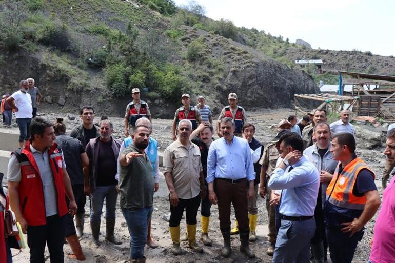 Sel mahalleyi vurdu; okul, sağlık ocağı ve 10 ev hasar gördü