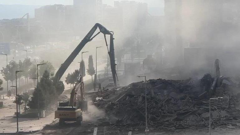 Diyarbakır’da 7 katlı bina, yıkım sırasında çöktü; çıkan toz trafiği aksattı