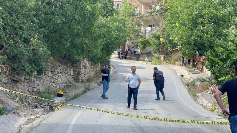 Evine misafir olan babasını öldürüp, kardeşini ağır yaraladı