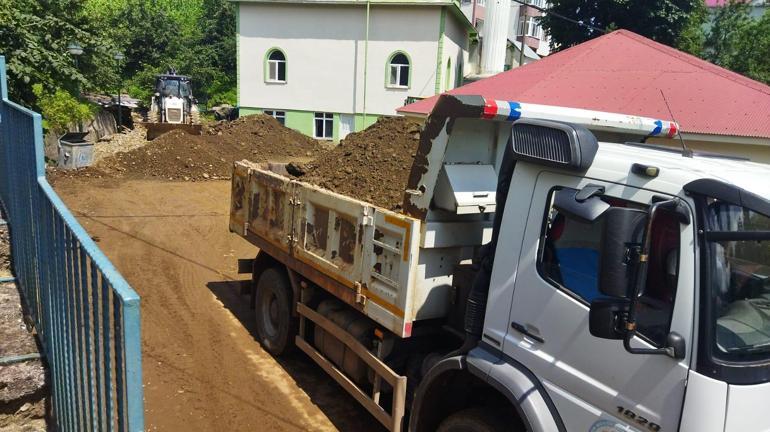 Trabzon ve Giresunda sel sonrası yollar temizleniyor, hasar tespitine başlandı