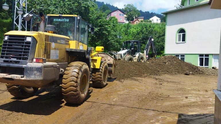 Trabzon ve Giresunda sel sonrası yollar temizleniyor, hasar tespitine başlandı