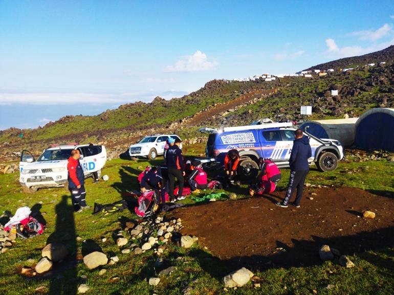 Ağrı Dağında kaybolan 1i kadın 2 dağcı aranıyor