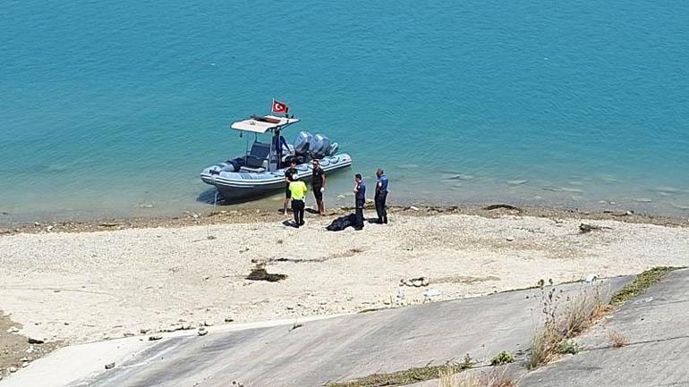 Adanada otomobil göle düştü; sürücü, eşi ve 2 çocuğu öldü