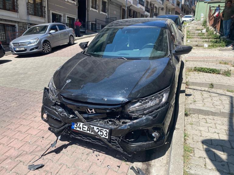 Kağıthanede kontrolden çıkan otomobilden atladı; kaza anı kamerada