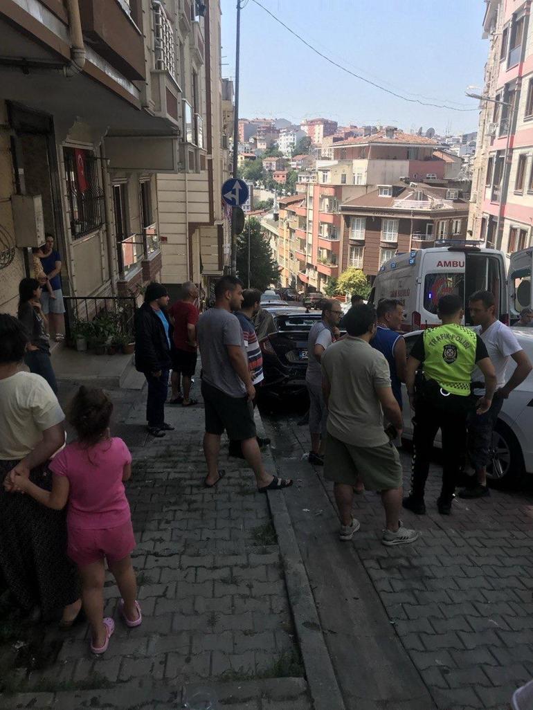 Kağıthanede kontrolden çıkan otomobilden atladı; kaza anı kamerada