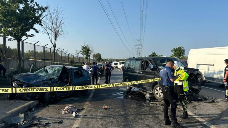 Bağcılarda minibüs ile otomobil çarpıştı: 1’i ağır 7 yaralı