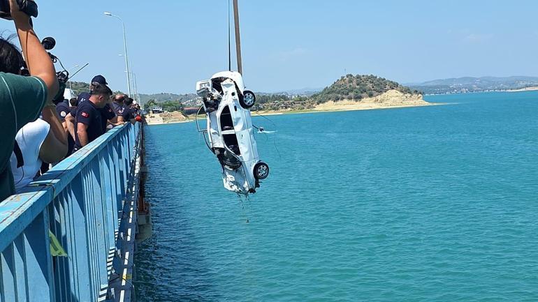 Otomobilin yoldan çıkıp Seyhan Gölüne düşmesi sonucu 4 kişinin öldüğü kaza kamerada