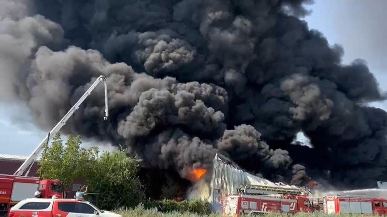 Bursa’da geri dönüşüm tesisinde çıkan yangın, 3 fabrikaya sıçradı