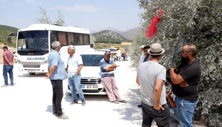 Toz nedeniyle güllerinin kuruduğunu söyleyip, arazisinden geçen yolu kapattı