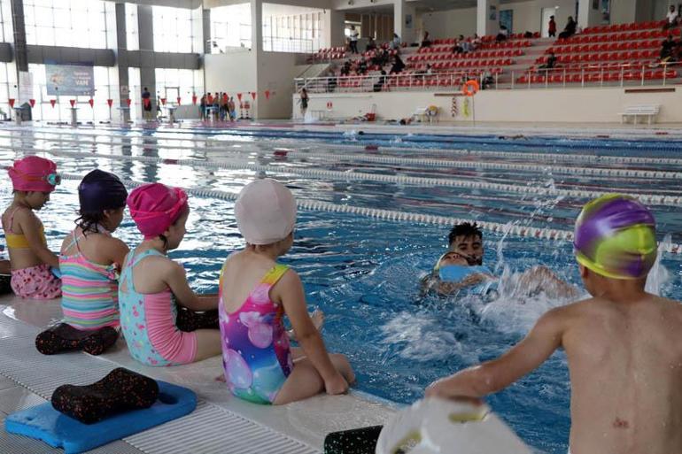 Yüzmeyi öğretip şampiyon yaptıkları öğrenciler, milli takım seçmelerine hazırlanıyor