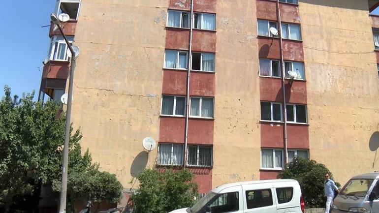 Bahçelievlerde yüzlerce kişinin oturduğu sitede binaların cephesinde çatlak, zemininde boşluk oluştu