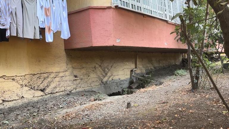 Bahçelievlerde yüzlerce kişinin oturduğu sitede binaların cephesinde çatlak, zemininde boşluk oluştu