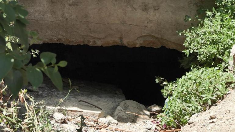 Bahçelievlerde yüzlerce kişinin oturduğu sitede binaların cephesinde çatlak, zemininde boşluk oluştu