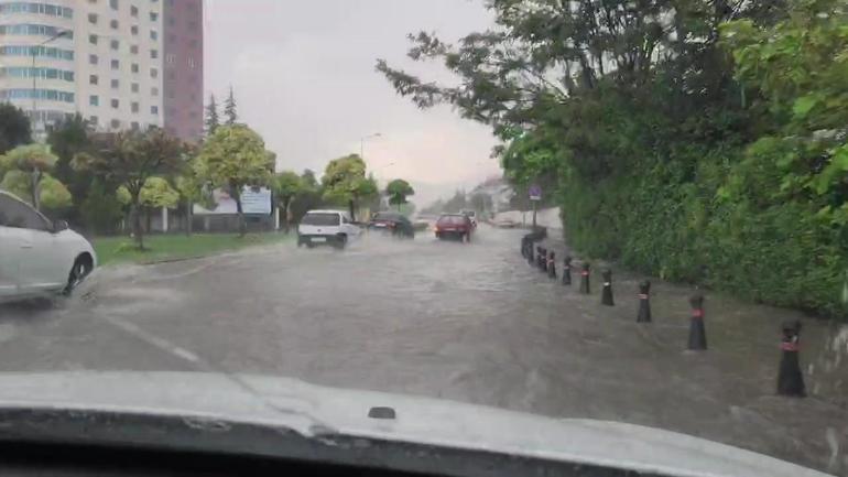 Konyada sağanak caddeleri göle çevirdi, kaza yapan motosikletliye bir kişi şemsiyesini tuttu