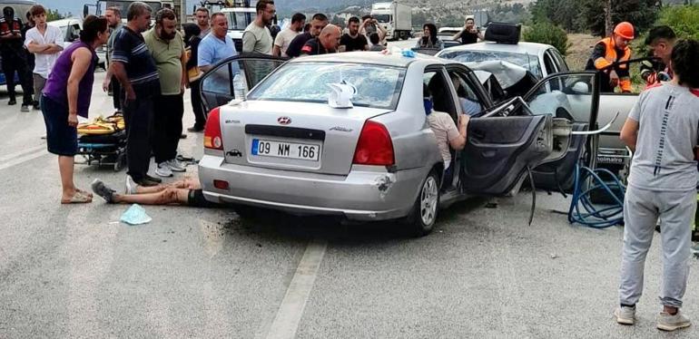 Burdurda iki otomobilin kafa kafaya çarpıştığı kaza anı kamerada: 2 ölü, 8 yaralı