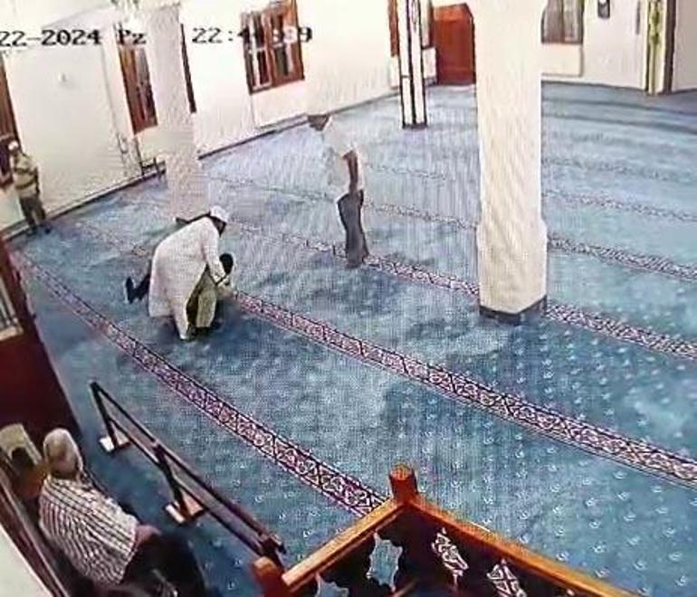 Camide bıçakla kendine zarar vermeye kalktı; imam müdahale ederek engelledi