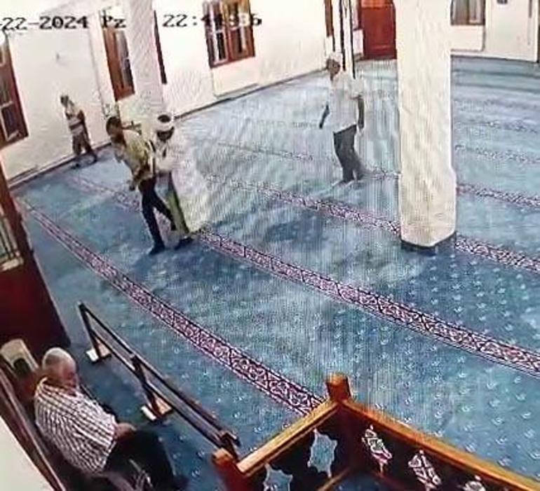 Camide bıçakla kendine zarar vermeye kalktı; imam müdahale ederek engelledi