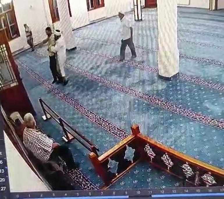 Camide bıçakla kendine zarar vermeye kalktı; imam müdahale ederek engelledi