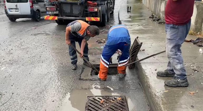 Eyüpsultanda etkili olan sağanak yağış yolları göle çevirdi