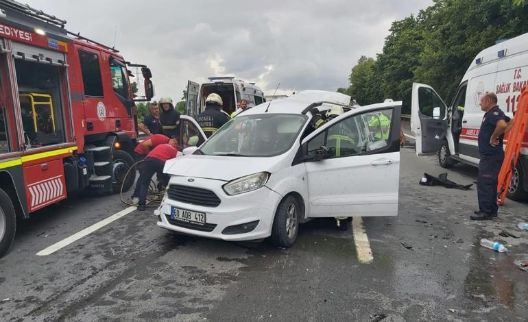 Otoyolda hafif ticari araçla minibüs çarpıştı: 3 ölü, 3 yaralı