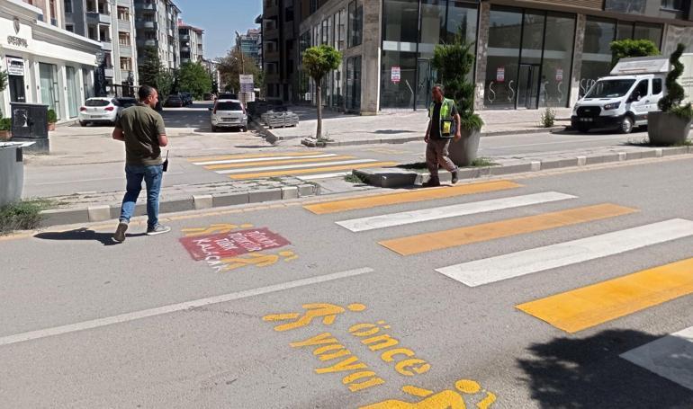 Vanda Kürtçe trafik uyarılarının üzerine Türkiye Türk’tür, Türk kalacak yazıları yazıldı