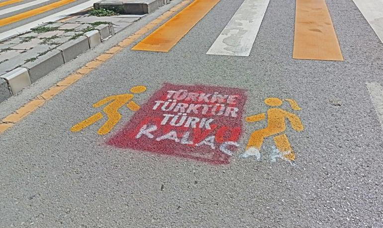 Vanda Kürtçe trafik uyarılarının üzerine Türkiye Türk’tür, Türk kalacak yazıları yazıldı