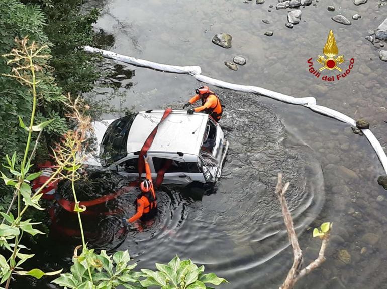 İtalyan itfaiyesi, köprüden nehre uçan araçtaki 3 yaralıyı kurtardı