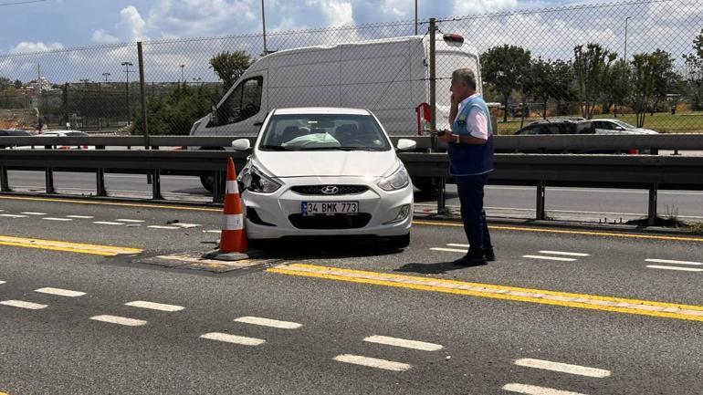 Küçükçekmecede toplu taşıma yoluna giren otomobil metrobüse çarptı