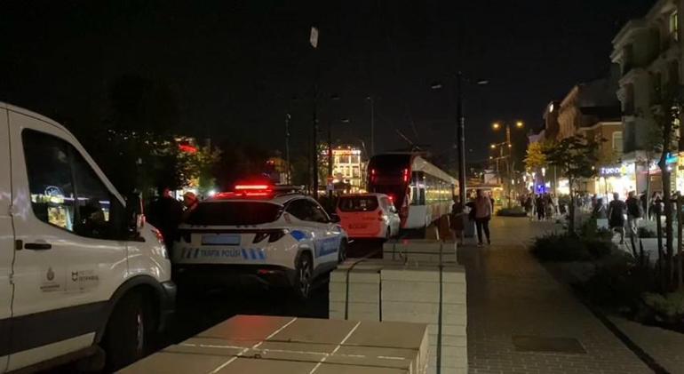 Fatihte dengesini kaybederek raylara düşen bir kişi tramvayın altında kalarak hayatını kaybetti